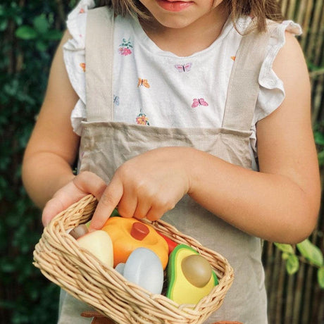 Wiklinowy koszyk z drewnianymi warzywami dla dzieci do krojenia, idealny do zabawkowej kuchni, Tender Leaf Toys.