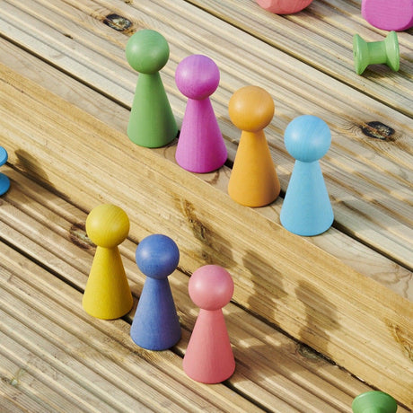 Siedem drewnianych figurek Tickit Rainbow w tęczowych kolorach, neutralnych płciowo, do kreatywnej zabawy dzieci.