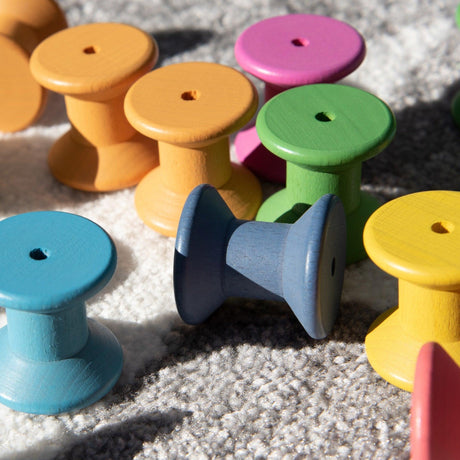 Kolorowe drewniane szpulki Tickit Rainbow - zestaw 21 elementów dla kreatywnej zabawy i nauki dzieci.