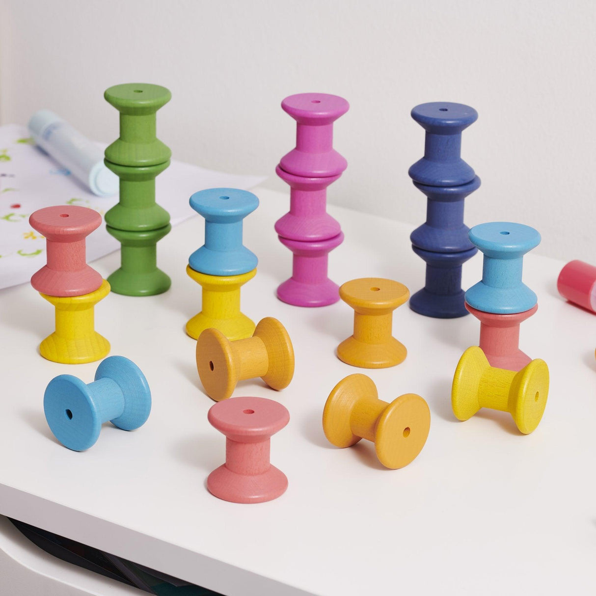 TickiT: drewniane szpulki Rainbow Wooden Spools 21 el. - Noski Noski