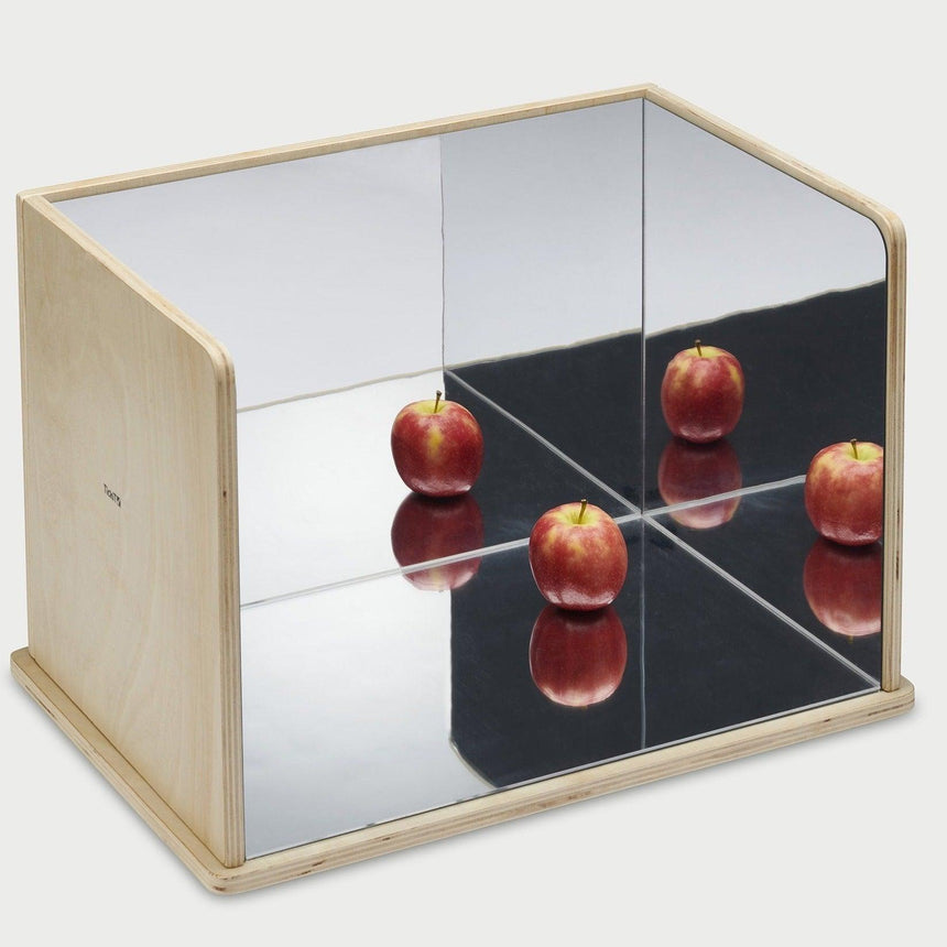 Nietłukące akrylowe Lustro Tickit Wooden Exploratory dla dzieci z solidną konstrukcją z brzozowej sklejki, idealne do zabaw.