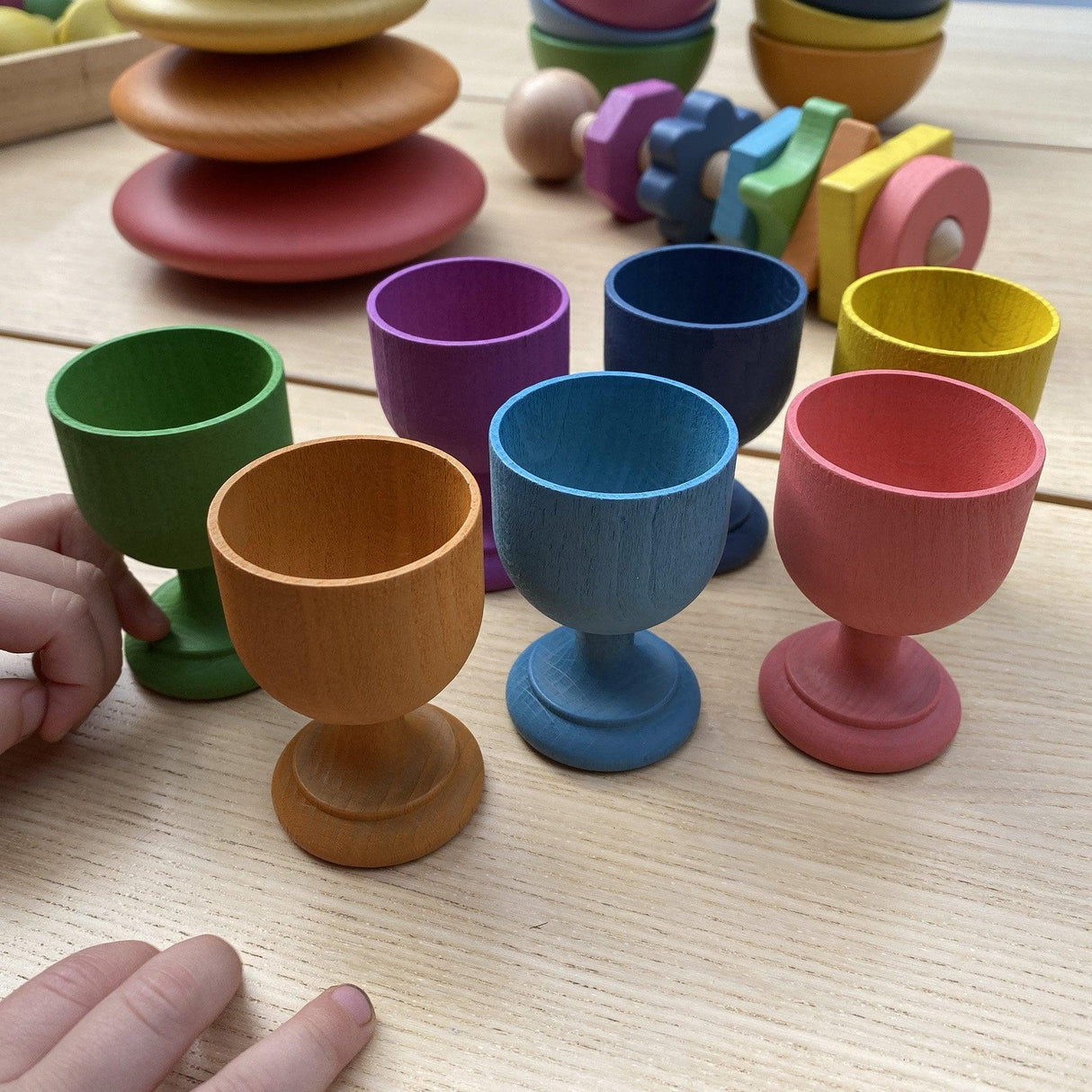 TickiT: podstawki do jajek Rainbow Wooden Egg Cups 7 el. - Noski Noski