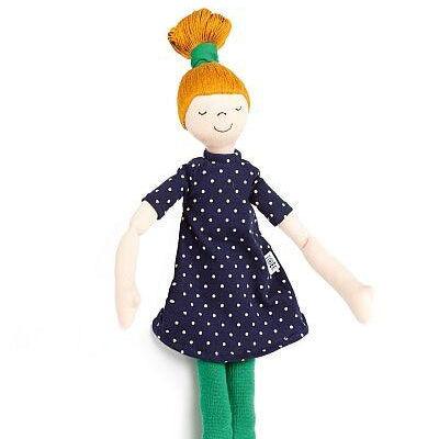 Szmaciana lalka Tobe Jane z groszkowaną sukienką i żółtymi włosami, idealna dla dzieci od 1,5 roku.