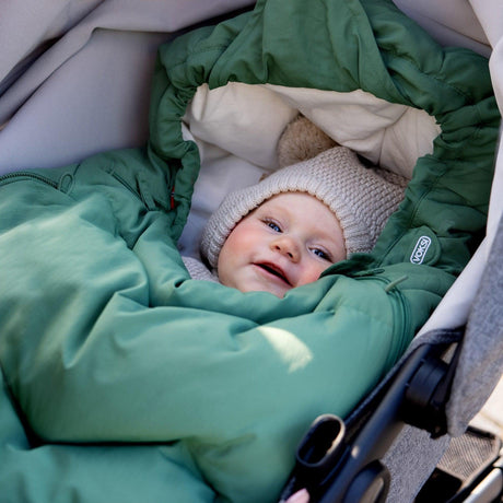 Lekki i ciepły śpiworek do wózka Voksi Explorer, idealny na chłodne dni, zapewnia komfort i bezpieczeństwo maluszka od narodzin do 3 lat.