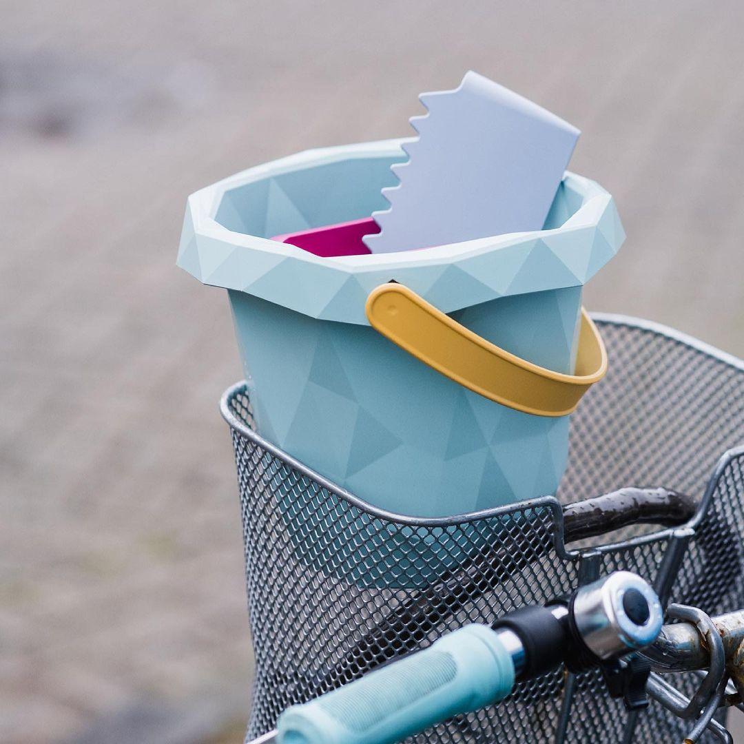 Ekologiczne wiadro do piasku Zsilt Bucket, idealne do zabawy w piaskownicy i na plaży, wykonane z recyklingowanego plastiku.